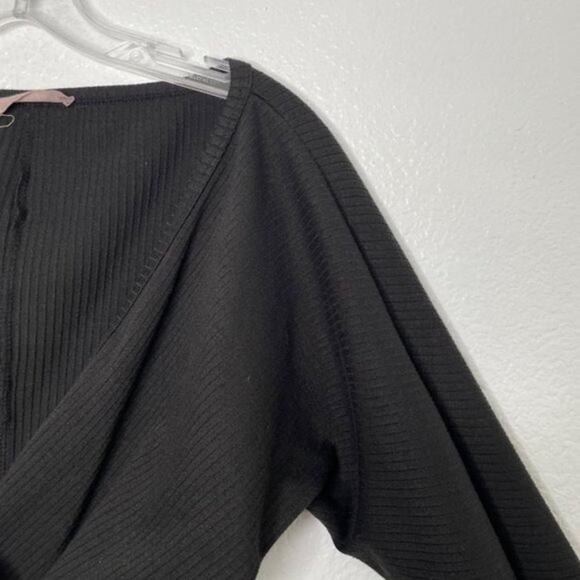 Mezzanine Womens Top Size M Black Long Sleeve V-Neck Unlined Semi Cropped - Picture 7 of 13